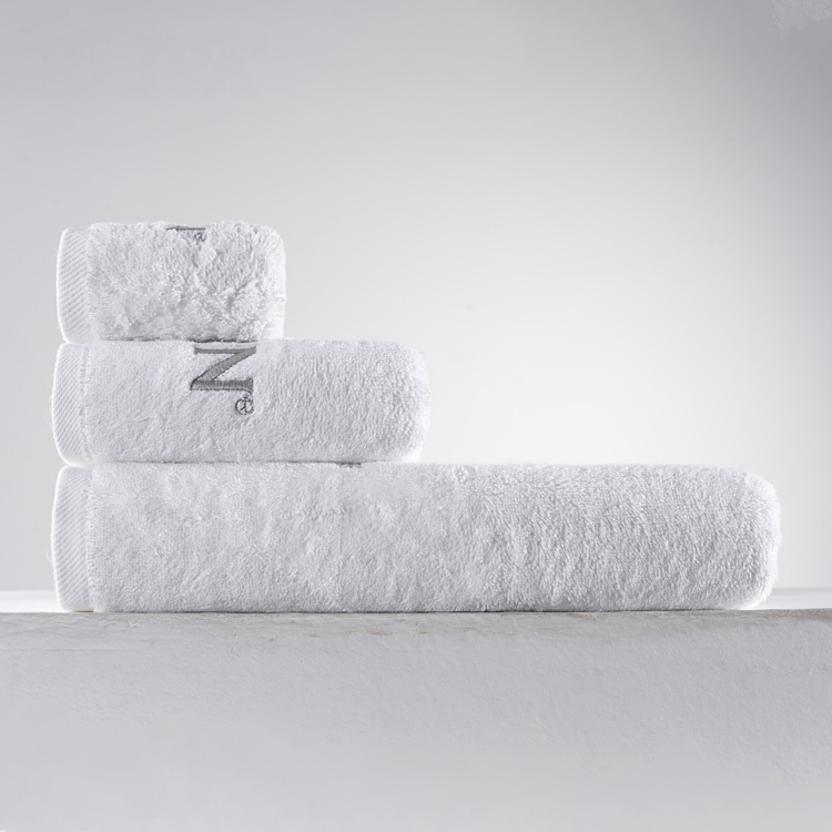 Blanco amistoso del algodón de la toalla de baño de Eco con el logotipo exquisito del bordado