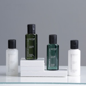 Amenidades de baño para habitación de hotel con botella de shampoo natural y logotipo personalizado