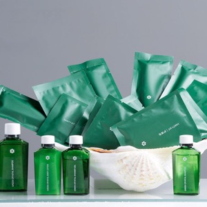 Amenidades de baño para habitación de hotel con botella de shampoo natural y logotipo personalizado