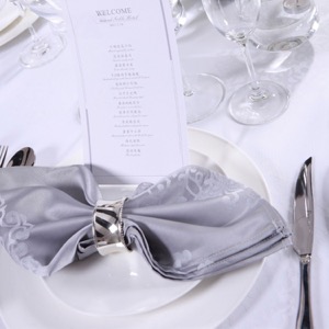 Servilletas de lino de tabla blancas de lujo de la cena del hotel de cinco estrellas con el anillo