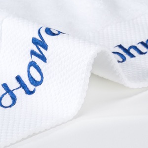 Toalla de mano determinada de la toalla del algodón del lujo 100 del hotel con el logotipo del bordado