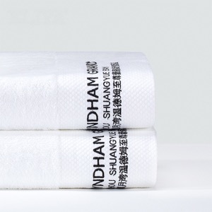 Logotipo azul bordado personalizado de la toalla de baño de la frontera del Dobby del hotel de cinco estrellas del algodón