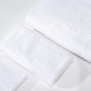 La toalla de baño modificada para requisitos particulares de la frontera del Dobby del hotel Grand Wyndham del algodón bordó negro