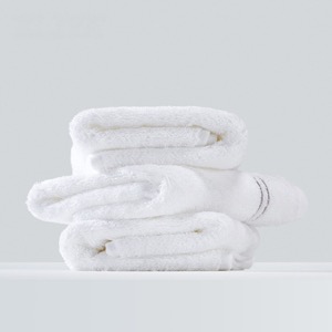 Toalla de baño de hotel de China Fabricantes blancos lisos