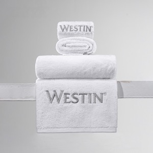 Blanco amistoso del algodón de la toalla de baño de Eco con el logotipo exquisito del bordado