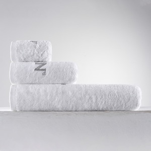 Blanco amistoso del algodón de la toalla de baño de Eco con el logotipo exquisito del bordado