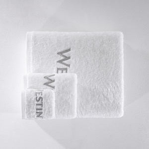 Blanco amistoso del algodón de la toalla de baño de Eco con el logotipo exquisito del bordado