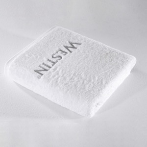 Blanco amistoso del algodón de la toalla de baño de Eco con el logotipo exquisito del bordado