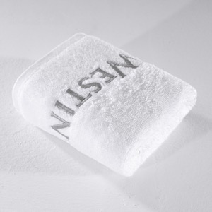 Blanco amistoso del algodón de la toalla de baño de Eco con el logotipo exquisito del bordado