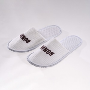 Pantuflas blancas tipo waffle de punta abierta con buena transpirabilidad para hotel de categoría